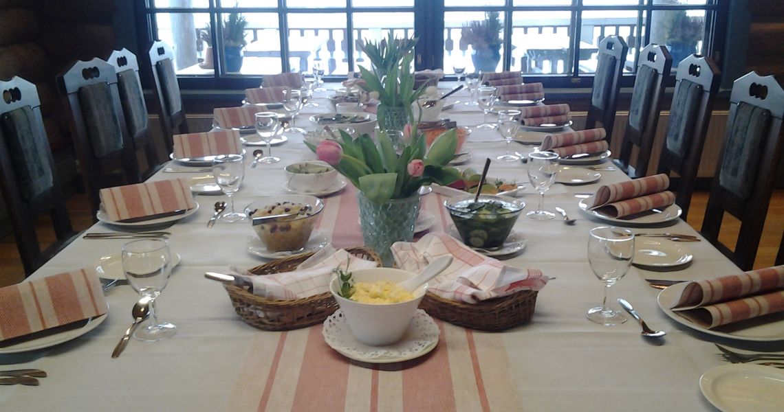 Kevätkattaus, istuvapöytä, juhlava, ruokailuhetki