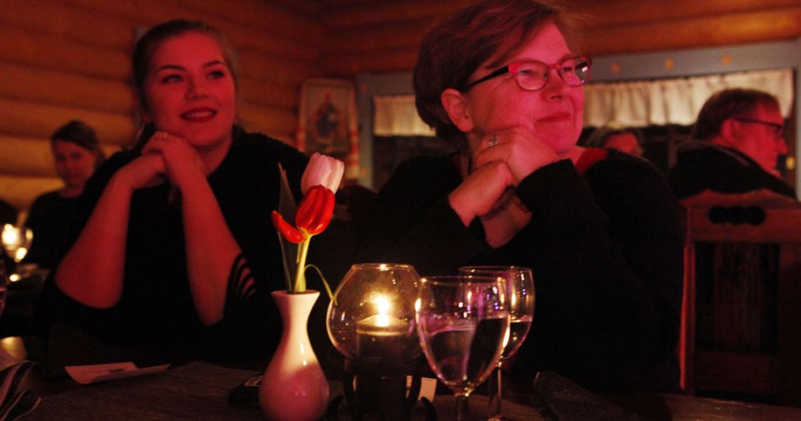 Juhlava, tunnelmallinen, pöytäseurue