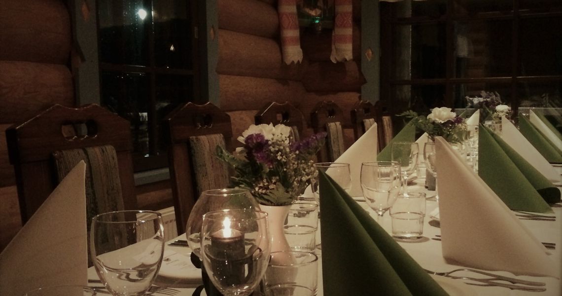 Illan hämy, luonnollinen kattaus, kynttilänvalo, tunnelmallinen, ikoninurkkaus